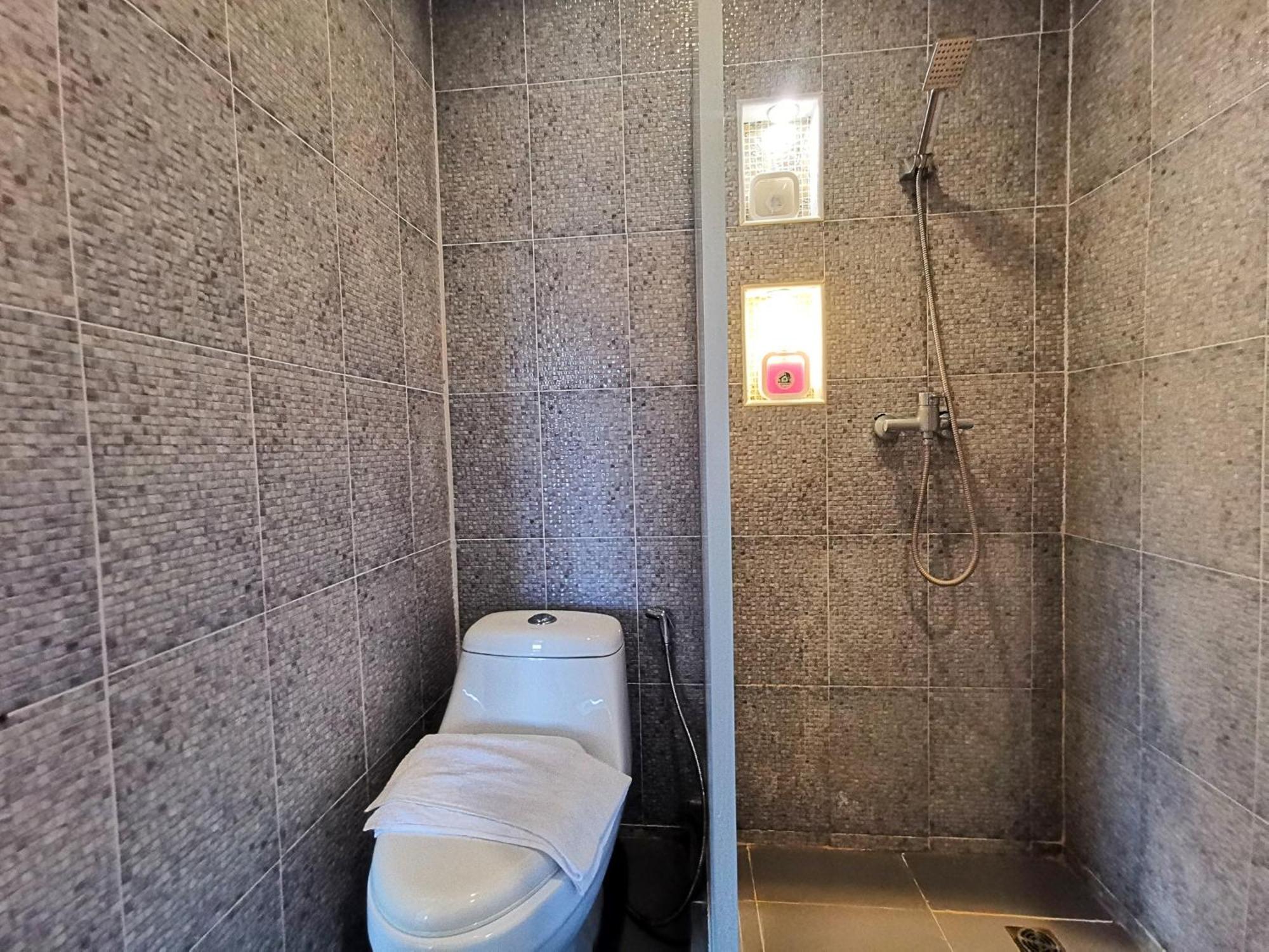Kan Home Hotel Kanchanaburi Exterior photo